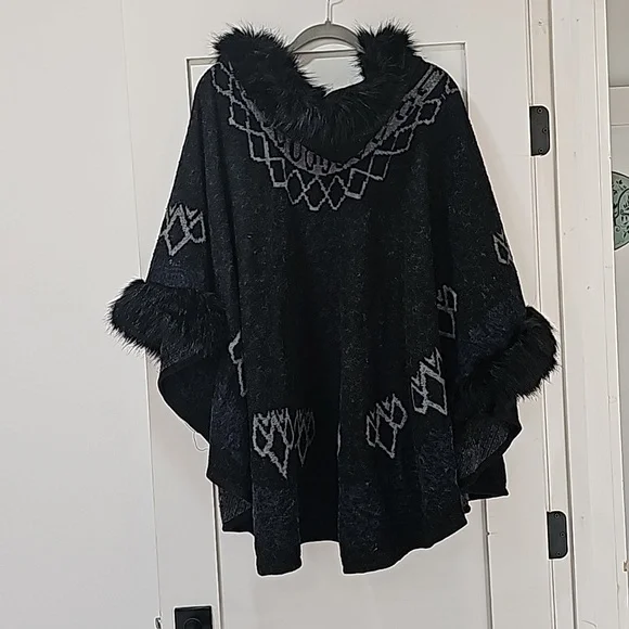 Hooded  shawl coat  cape with  faux  fur  black  trim . Elegant  and  classy - Picture 6 of 8